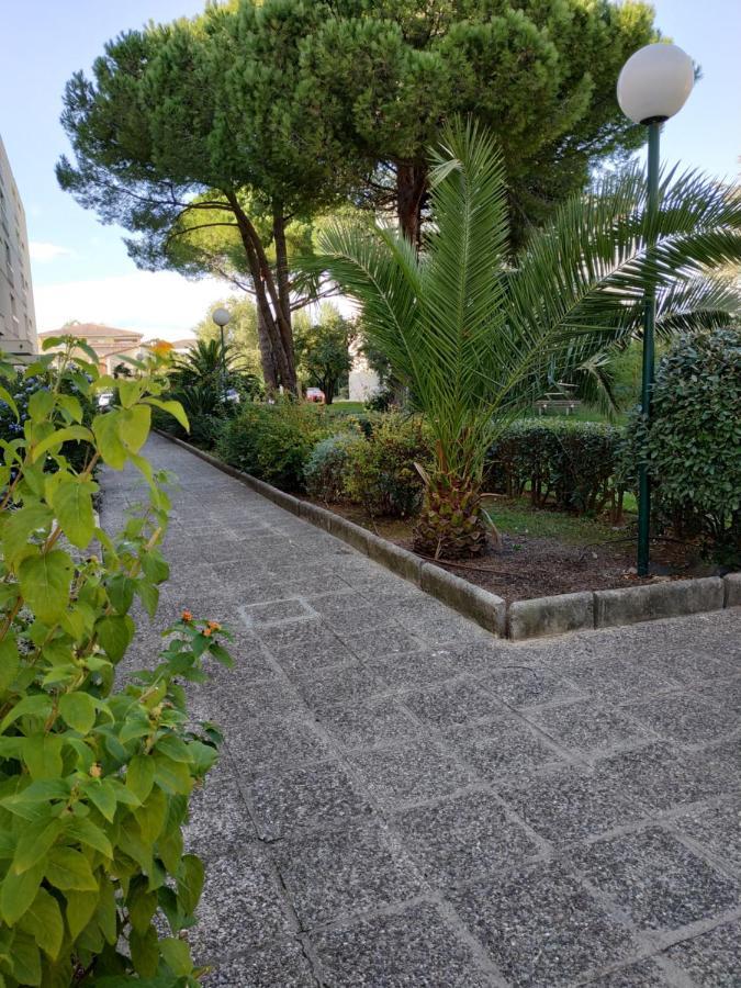 Charmant appartement à 350m de la plage et du port Fréjus Extérieur photo